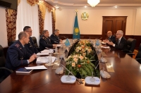 اجتمع الأمين العام للإنتربول يورغن شتوك خلال مهمته الرسمية الأولى إلى كازاخستان بوزير العدل مارات بيكتاييف ووزير الداخلية تورغومباييف ييرلان زمانبيكوفيتش.